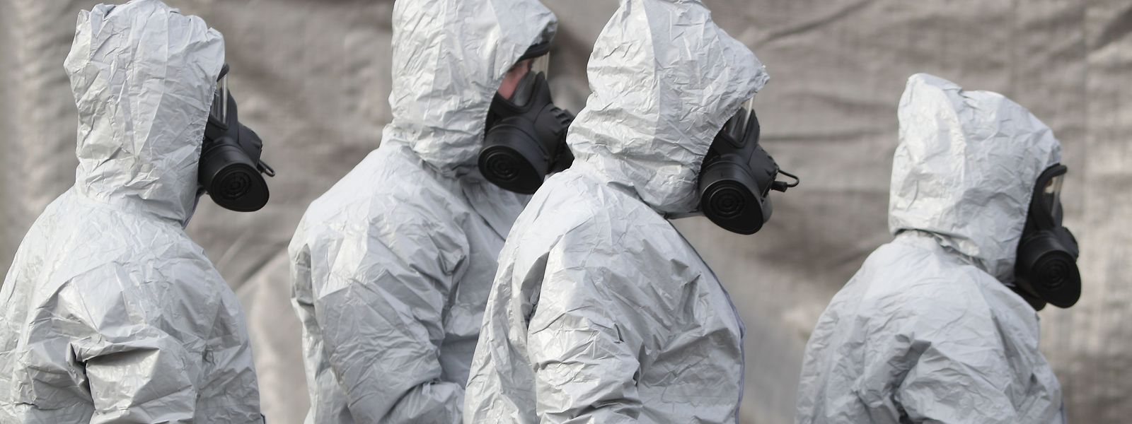  Ermittler in Schutzkleidung und Gasmasken bereiten den Abtransport eines Krankenwagens an einer Station des Sanitätsdienstleisters South Western Ambulance Service in der Nähe von Salisbury vor.