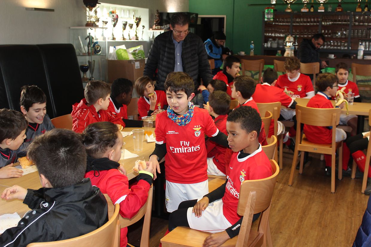 Hora da refeição e convívio num dos 'campus' de treino que a Escola costuma organizar.