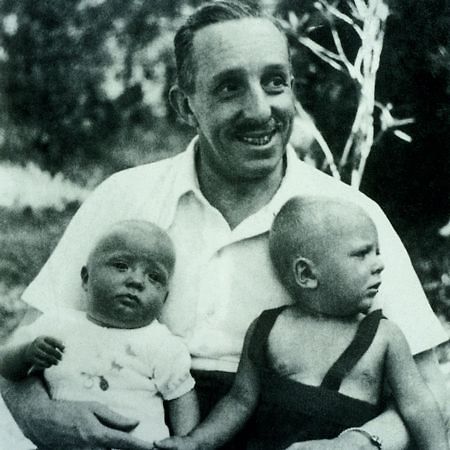 O rei Alfonso XIII com dois dos seus netos: Juan Carlos à esquerda e Gonzalo.