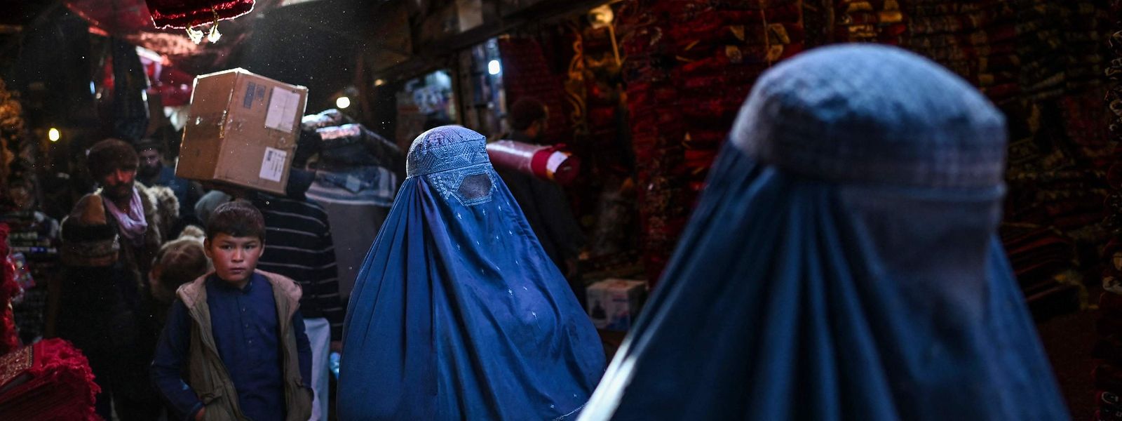 Mulheres com o véu integral na capital afegã, Cabul. 