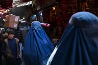 Mulheres com o véu integral na capital afegã, Cabul. 