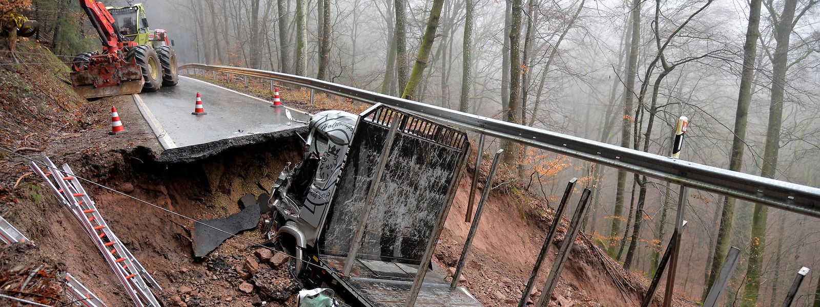 Ein Lastwagen wird bei Kordel (Kreis Trier-Saarburg) durch Stahlseile gesichert, nachdem sich in der Straße ein «kleiner Krater» gebildet hatte, in den der Lastwagen und ein Auto beim Befahren der Straße gerutscht sind.