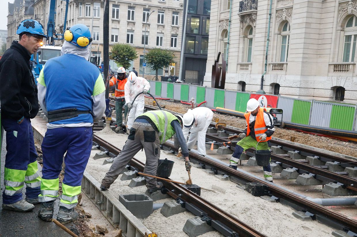 Lokales, online.fr, online.de, beim Gebäude Arcelor place des Martyrs, Legung der Schienen, Verkehr, Mobilität, Tram, öffentlicher Transport, Foto: Anouk Antony/Luxemburger Wort