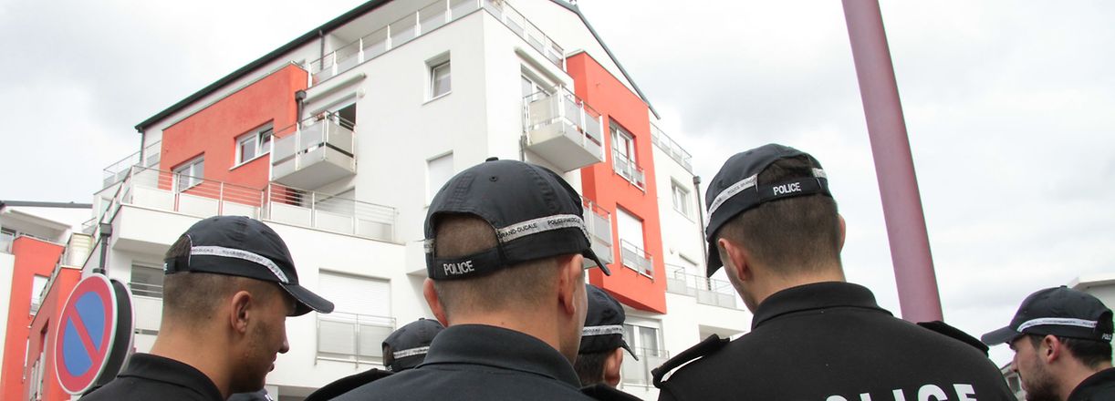 Spurensuche in Wurfdistanz: Kriminalpolizisten und Polizeischüler suchen nach einen möglichen Giftbehälter.
