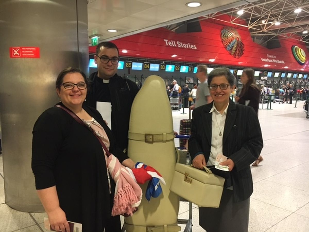 L'Abbé Ricardo Monteiro de la paroisse de la région Echternach-Saint Willibrord, Sœur Perpetua de la Congrégation de Notre-Dame de Fátima (à droite) et Sara Ferreira, auxiliaire paroissiale à Ettelbruck, à l'aéroport de Lisbonne avec la précieuse valise de 25 kg, plus sa couronne.