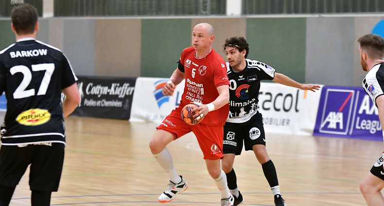 Sacha Pulli, en noir, Handball Esch, et Peter Ostrihon, Red Boys Differdange. Handball: Handball Esch - Red Boys Differdange, AXA League.  Centre Omnisports Henri Schmitz, Esch-sur-Alzette. Foto : Stéphane Guillaume