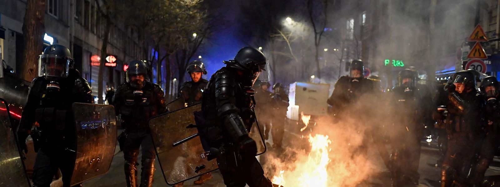 Bei Protesten gegen das Vorgehen der französischen Regierung bei der Rentenreform wurden landesweit in der Nacht zum Samstag zahlreiche Menschen festgenommen. 