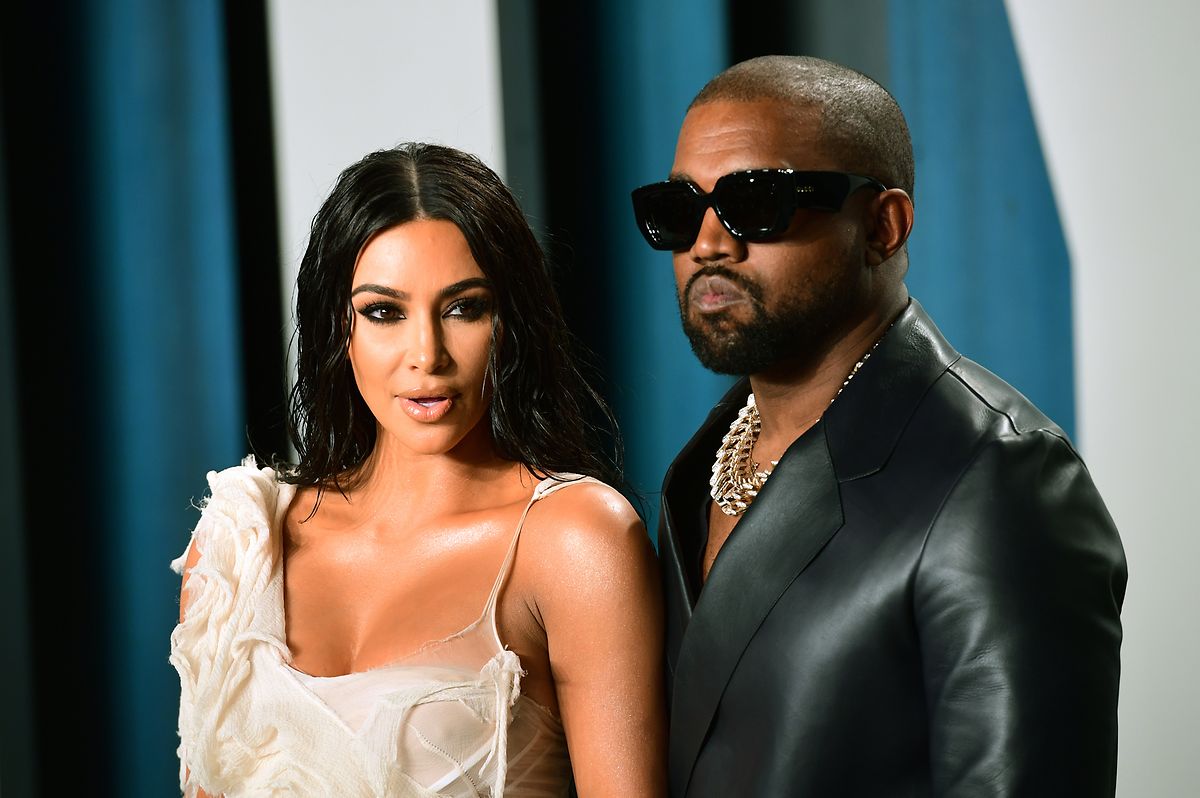 Kim Kardashian, Reality-TV-Star und Unternehmerin, und ihr Mann Kanye West, Musiker, kommen 2020 zu der Oscar-Party von Vanity Fair im Wallis Annenberg Center for the Performing Arts in Beverly Hills.