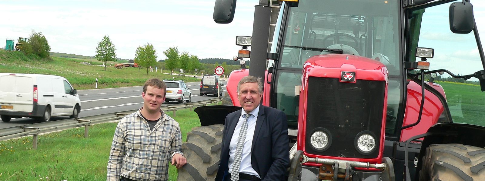 Fränz und Fränz: Jungbauer Schlechter und Transportminister Bausch an der N7 bei Hoscheid.