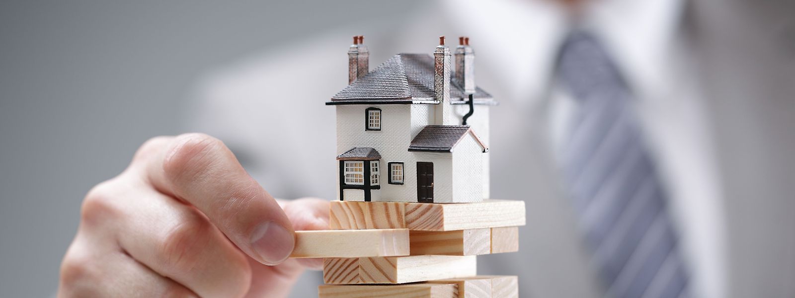 Ziel der Betrüger waren demnach Personen in Frankreich, die dringend eine Immobilie zu verkaufen suchten.