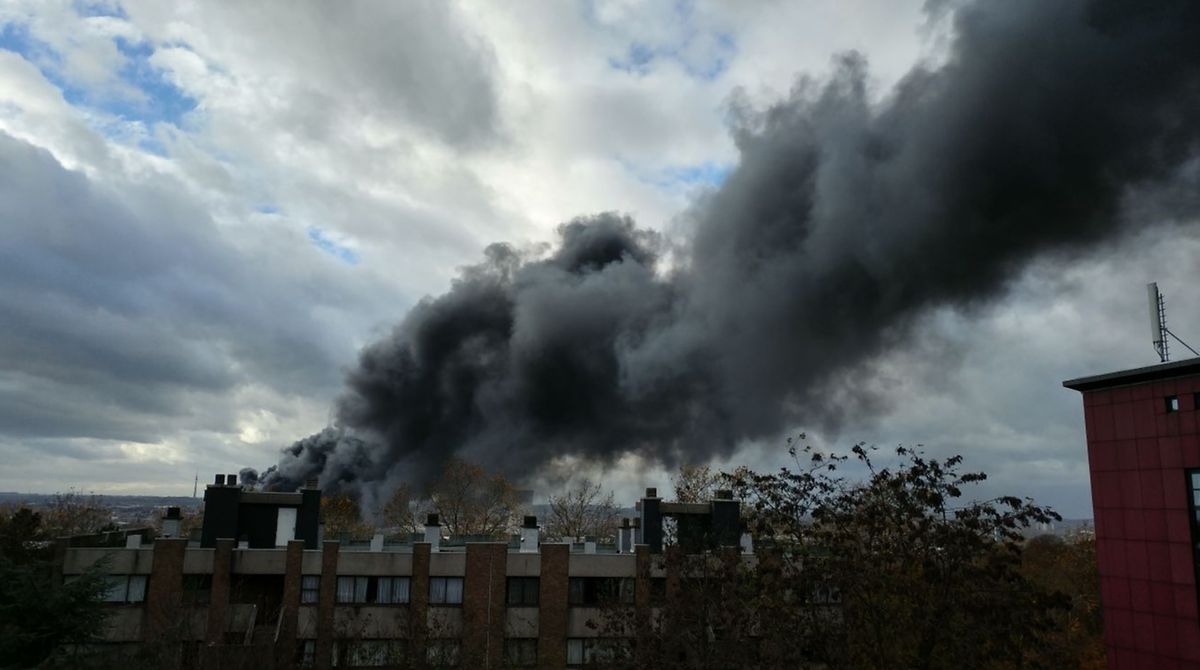 Un important incendie s'est déclaré ce jeudi en début d'après-midi dans une usine de gaufres à Forest, à Bruxelles. La fumée qui s'échappe du lieu de l'incident est jugée "toxique" par le bourgmestre qui invite la population à se calfeutrer et ne pas sortir.