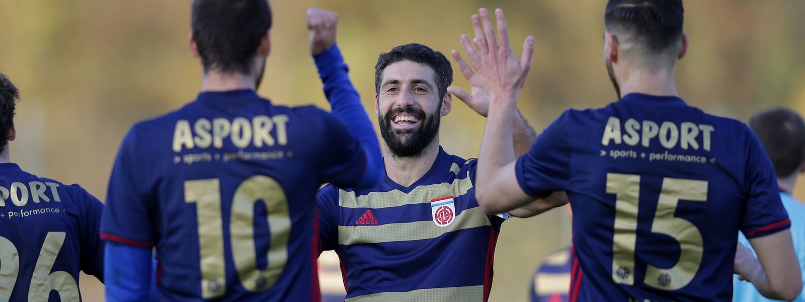 Fola-Kapitän Julien Klein (M.) gratuliert den Torschützen Stefano Bensi (l.) und Samir Hadji.