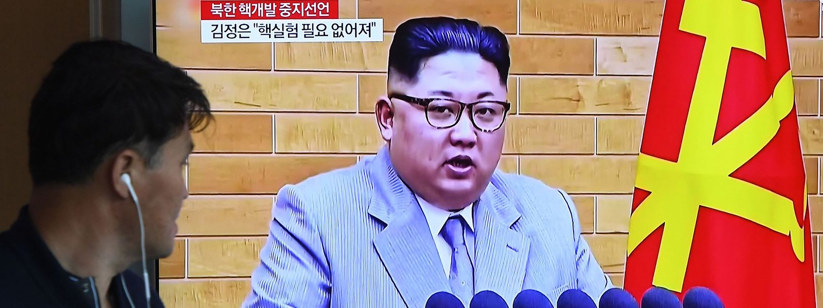 O líder da Coreia do Norte, Kim Jong Un, anunciou na sexta-feira à noite que suspendeu os testes nucleares e o lançamento de mísseis de longo alcance e que tem planos para encerrar as suas instalações de testes nucleares