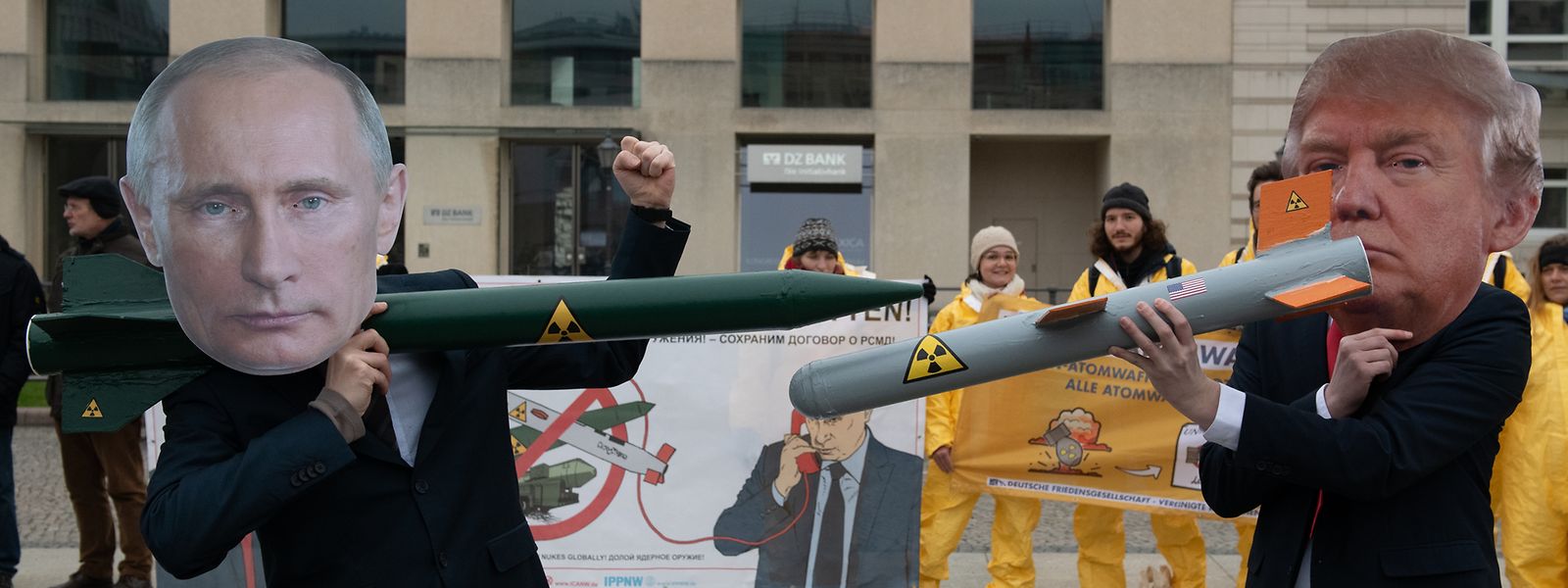 Demonstranten in Berlin stehen sich mit Raketen-Modellen auf dem Pariser Platz gegenüber. Sie protestieren mit der Aktion gegen das drohende Aus des INF-Abrüstungsabkommen zwischen Russland und den USA. 