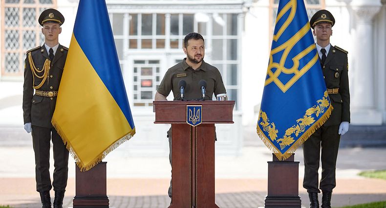This handout picture taken and released by the Ukrainian presidential press service on June 2, 2022, shows Ukrainian President Volodymyr Zelensky (C) taking part in a credential ceremony in Kyiv, on the 99th day of the Russian invasion of Ukraine. - Zelensky said on June 2, 2022 that Russian troops control about one-fifth of his country, including the annexed Crimean peninsula and territory in the east held by Moscow-backed separatists since 2014. (Photo by Handout / UKRAINIAN PRESIDENTIAL PRESS SERVICE / AFP) / -----EDITORS NOTE --- RESTRICTED TO EDITORIAL USE - MANDATORY CREDIT "AFP PHOTO / Ukrainian Presidential Press Service " - NO MARKETING - NO ADVERTISING CAMPAIGNS - DISTRIBUTED AS A SERVICE TO CLIENTS - NO ARCHIVES