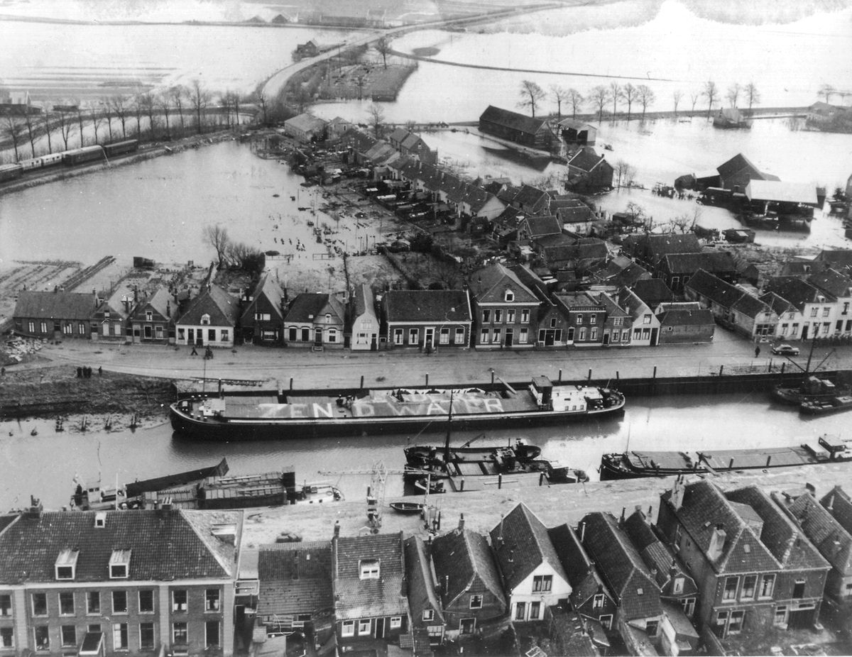 „Zend water" („Schickt Wasser“) ist auf einem großen Lastkahn im niederländischen Bronvershaven zu lesen. Viele Menschen waren komplett von der Nahrungs- und Trinkwasserversorgung abgeschnitten und wurden durch Flugzeuge versorgt. 