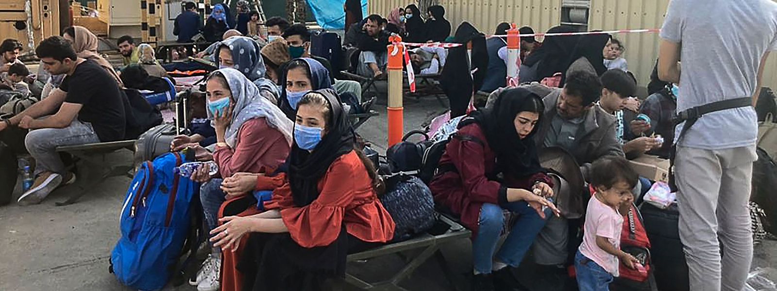 Pessoas à espera para sair do Afeganistão. 