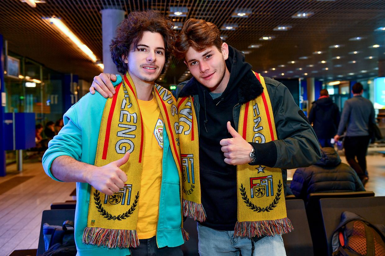 Die F91-Fans Max di Bartolomeo (l.) und Maël Meneghetti vor dem Abflug nach Mailand.