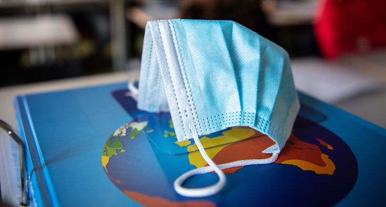 Leben mit der Maske: Der Ausnahmezustand als neue Normalität bestimmt seit einem Jahr den Alltag in Luxemburg.