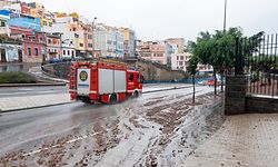 25.09.2022, Spanien, Las Palmas De Gran Canaria (cana: Ein Feuerwehrauto fährt nach Regen eine schlammige Straße entlang. Die Regierung der Kanarischen Inseln hat darum gebeten, an diesem Wochenende auf Reisen zu verzichten, da Regen, Wind und Sturm durch den Tropensturm «Hermine» südlich der Inseln vorhergesagt werden. Foto: Europa Press/EUROPA PRESS/dpa +++ dpa-Bildfunk +++