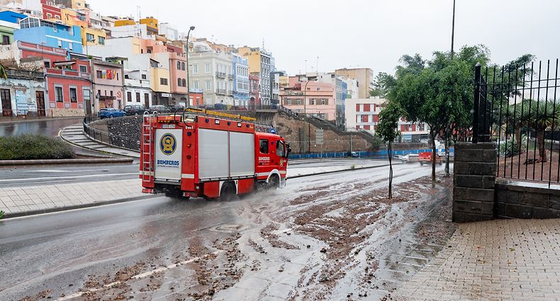 25.09.2022, Spanien, Las Palmas De Gran Canaria (cana: Ein Feuerwehrauto fährt nach Regen eine schlammige Straße entlang. Die Regierung der Kanarischen Inseln hat darum gebeten, an diesem Wochenende auf Reisen zu verzichten, da Regen, Wind und Sturm durch den Tropensturm «Hermine» südlich der Inseln vorhergesagt werden. Foto: Europa Press/EUROPA PRESS/dpa +++ dpa-Bildfunk +++