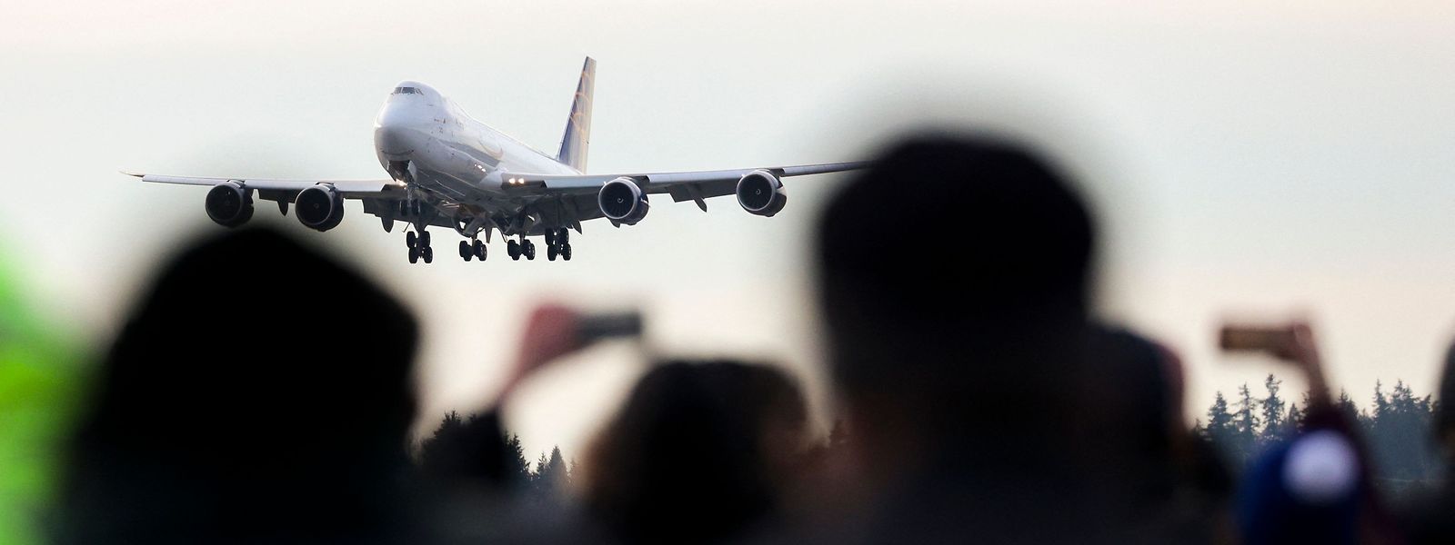 Die letzte ausgelieferte Boeing 747 flog nach dem Start noch einmal über die Boeing-Landebahn. Anschließend nahm der Vierstrahler eine ganz besondere Flugroute.