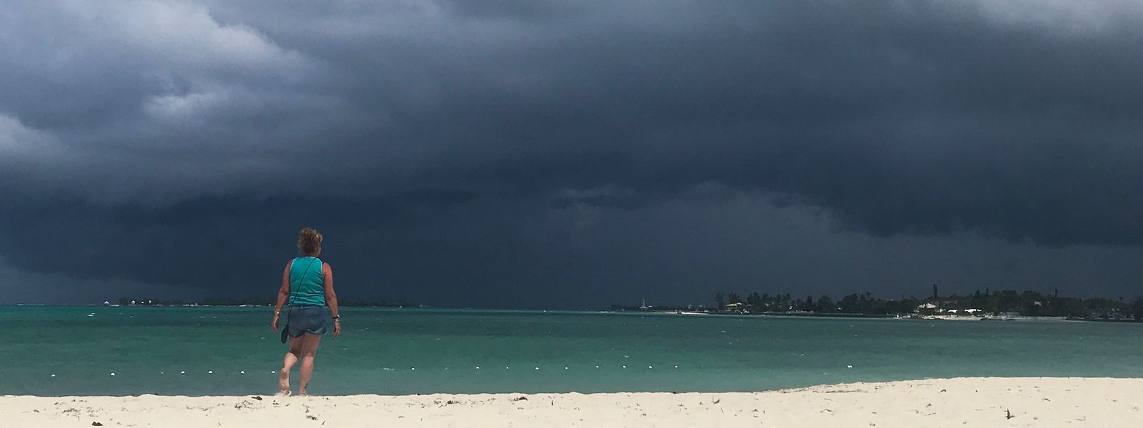 Am Donnerstag brauten sich wieder erste Gewitterwolken über den Bahamas zusammen. Am Samstag könnten sie "möglicherweise als Tropensturm" auf die Insel Grand Bahama treffen.