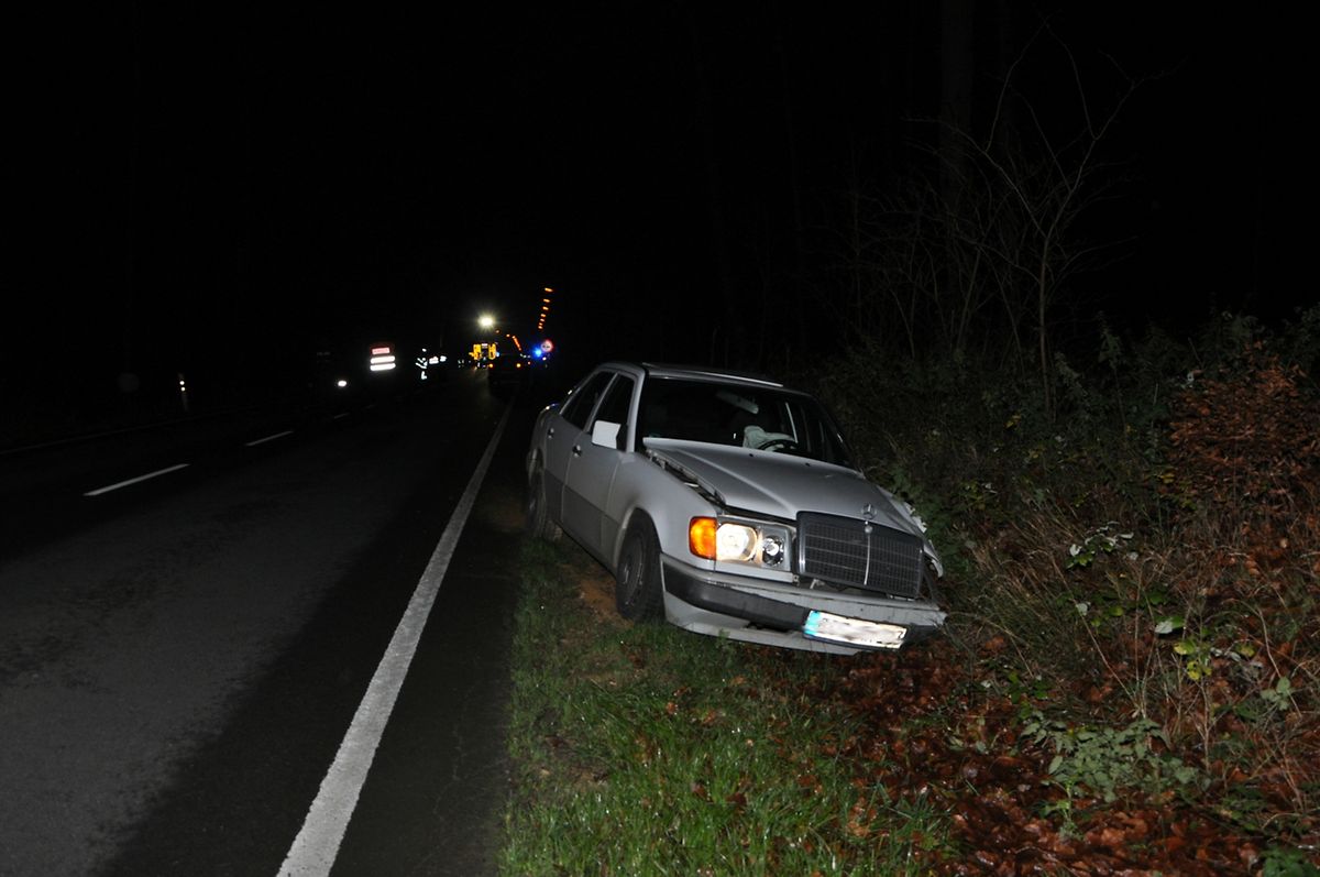 Das entgegenkommende Auto landete im Straßengraben.