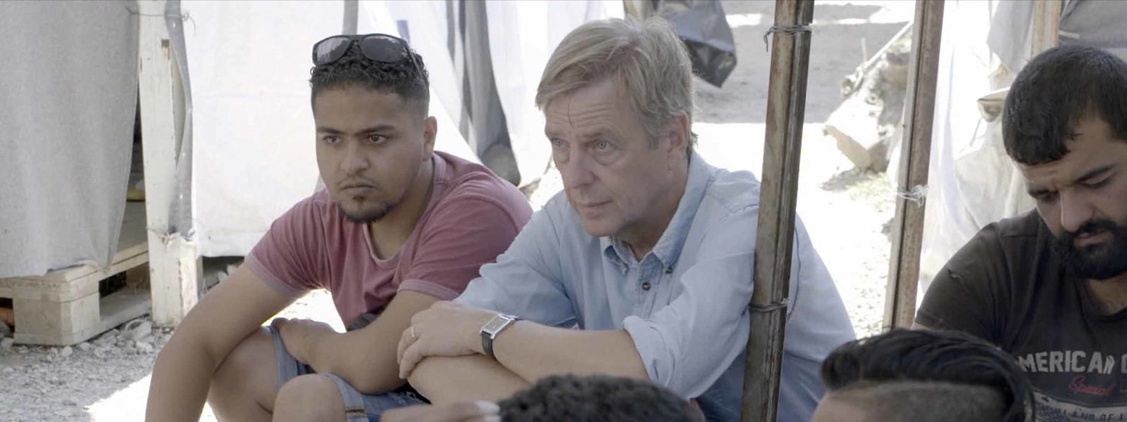 Claus Kleber (2.v.l.) und sein Übersetzer Issmail (l.) im Gespräch mit syrischen Flüchtlingen im Camp Moria auf der griechischen Insel Lesbos.