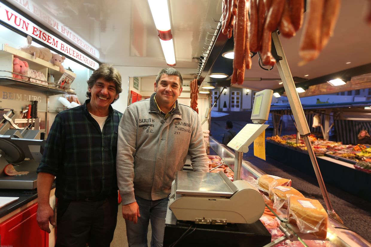 25.10.2017 Luxembourg, ville, Knuedler, place Guillaume, Wochenmarkt sehr früh am Morgen photo Anouk Antony