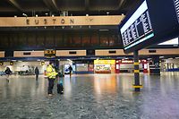 ARCHIV - 14.12.2022, Großbritannien, London: Ein Mann betrachtet die Abfahrtstafel im Bahnhof Euston in London während eines Streiks von Mitgliedern der Gewerkschaft Rail, Maritime and Transport (RMT) in einem lang anhaltenden Streit um Arbeitsplätze und Renten. (zu dpa «Land des Stillstands: Streikwelle lähmt Großbritannien») Foto: James Manning/PA Wire/dpa +++ dpa-Bildfunk +++