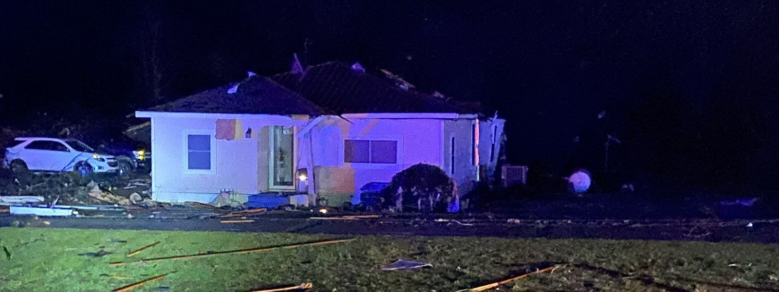 Das Bild zeigt ein beschädigtes Haus in der Nähe von Silver City, Mississippi, nachdem ein Tornado am 25. März 2023 passierte. 