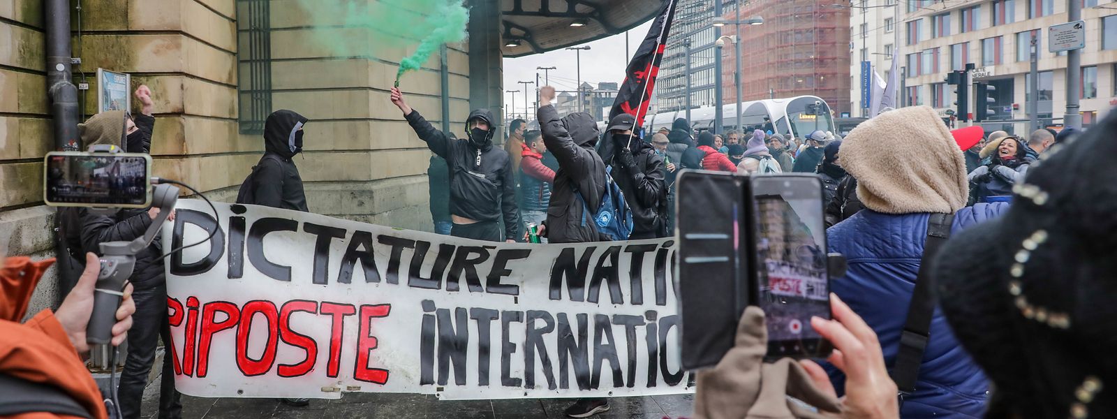 An der nicht angemeldeten Demonstration nahmen am Samstag auch Krawalltouristen aus Frankreich teil. Die Männer trugen Flaggen mit Anarchie-Zeichen und ein großes Banner vor sich her.