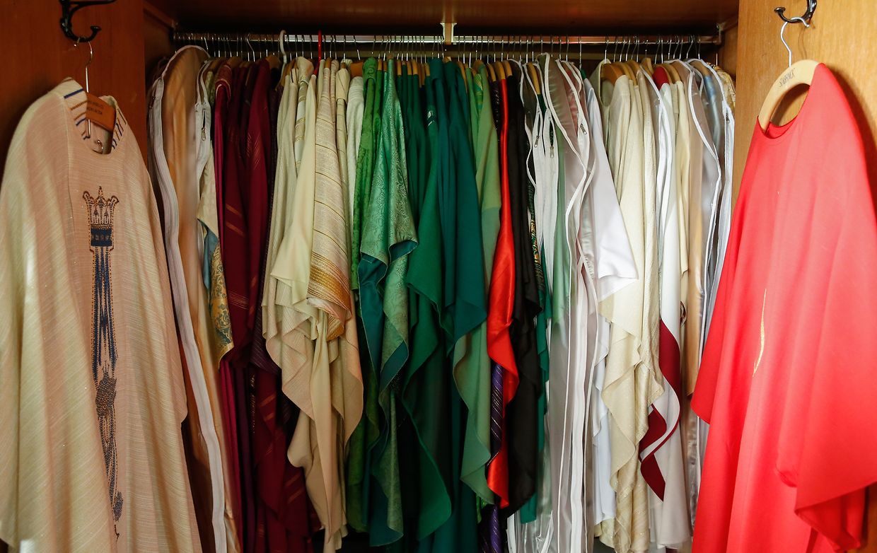 Die Kleider werden in sämtlichen Größen aufbewahrt. Für die Oktave dominieren die Farben Blau und Weiß, die Marienfarben.