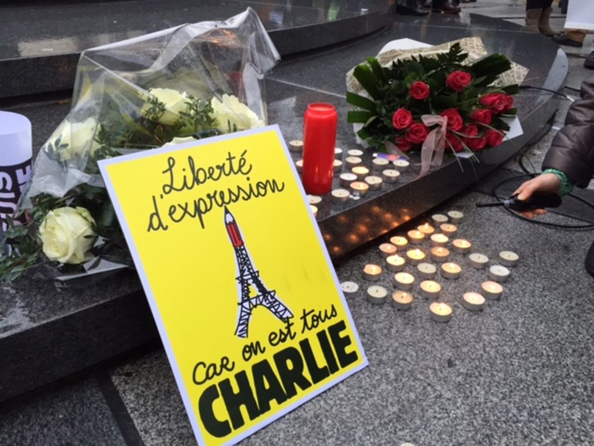 Kerzen und Plakate als Zeichen der Solidarität mit "Charlie Hebdo"