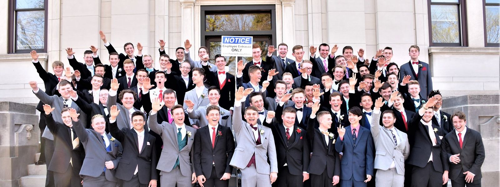 Fast alle männlichen Schüler dieser amerikanischen Abschlussklasse 2019 amüsieren sich über den Hitlergruß. Außer Jordan Blue (hinten rechts).
