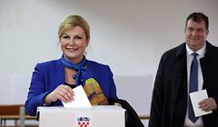 Croatian President Kolinda Grabar-Kitarovic (L) and her husband Jakov Kitarovic cast their ballot at a polling station during the Presidential elections on December 22, 2019 in Zagreb. - Croatia went to the polls for a presidential vote on Sunday that could weaken the ruling conservatives just as the country takes the helm of the European Union's rotating presidency. (Photo by Damir SENCAR / AFP)