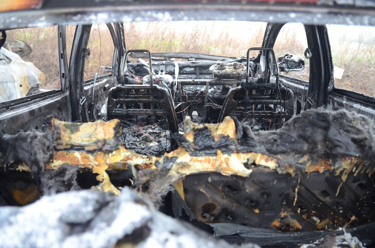 Zwei Autos brannten vollständig aus, zwei weitere wurden schwer beschädigt und sind als Totalschaden anzusehen.