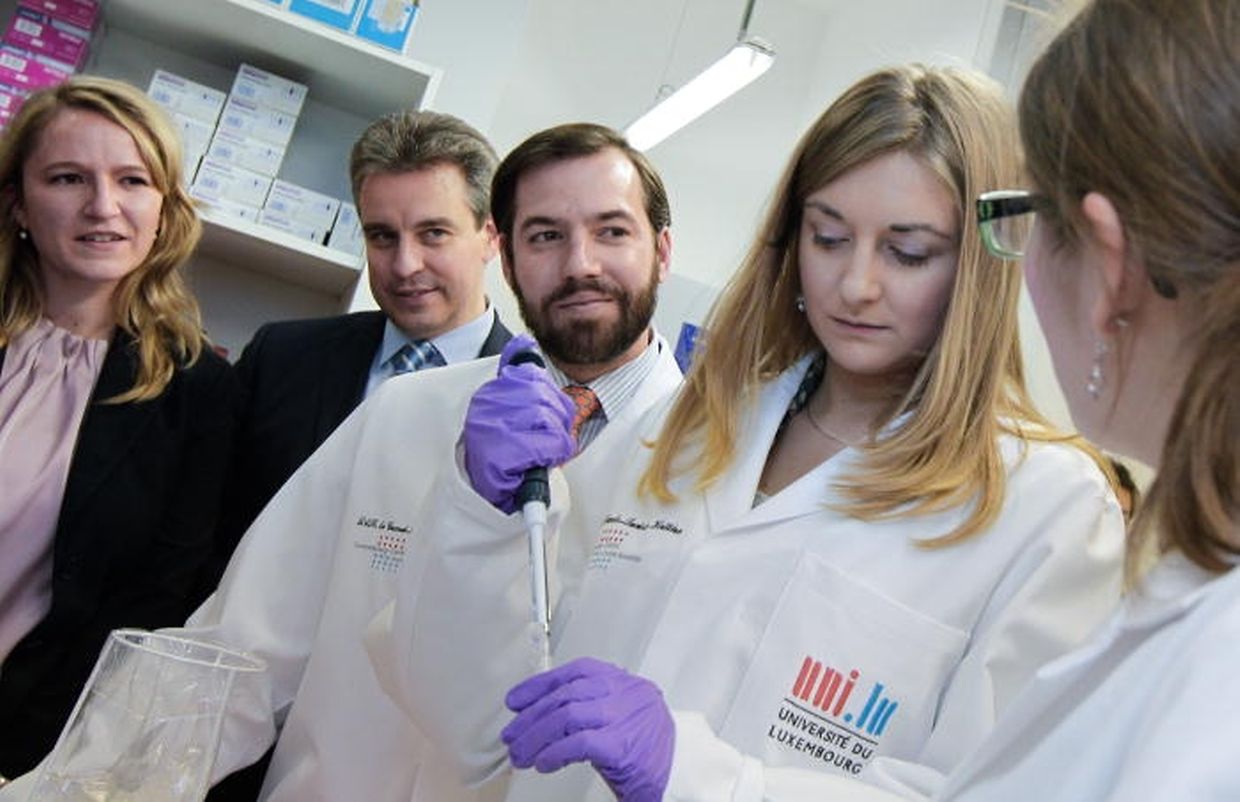 und vor den Augen der begeisterten Schüler und unter Anleitung der Forscher ....