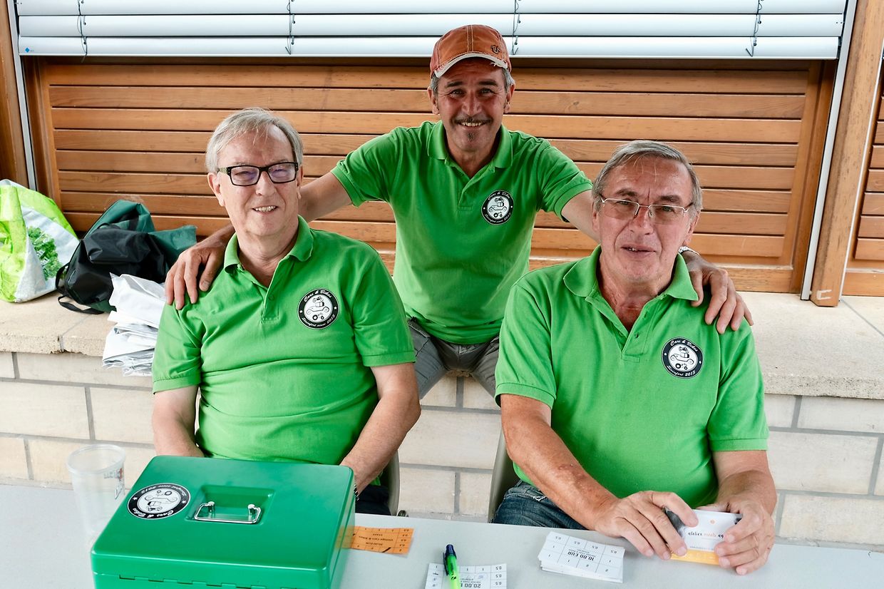 Gute Freunde kann niemand trennen: Präsident Guy Laroche (mitte) mit 2 freiwilligen Helfern.