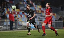 Tom Siebenaler (dta.) levou a melhor sobre Aleksandre Karapetian, jogador do Niederkorn.