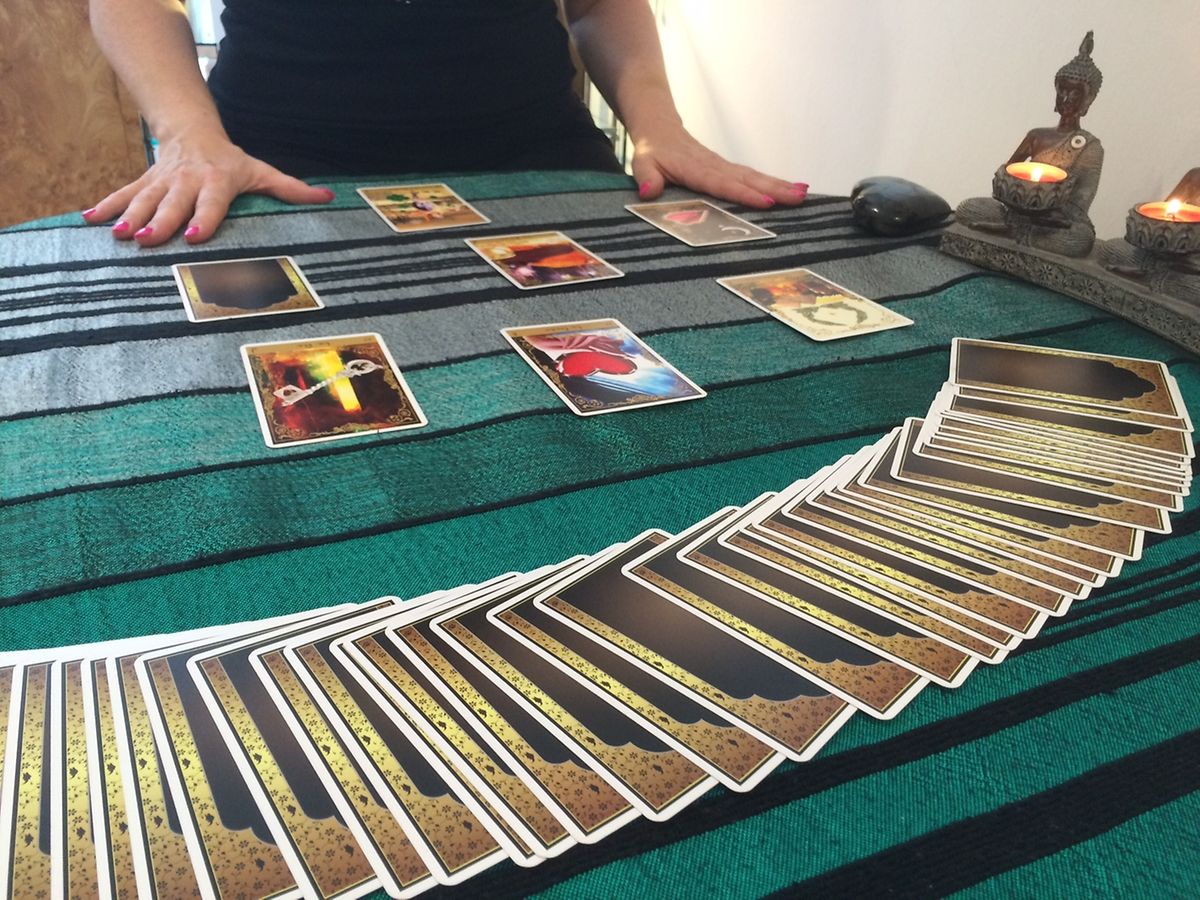 Blanche a des sortes de flash lorsque les personnes tirent les cartes devant elle.