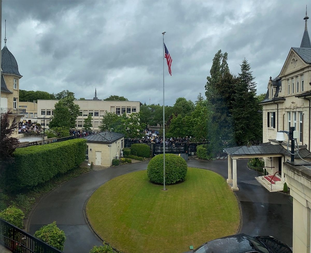 Der Blick aus der Botschaft auf die versammelten Demonstranten.