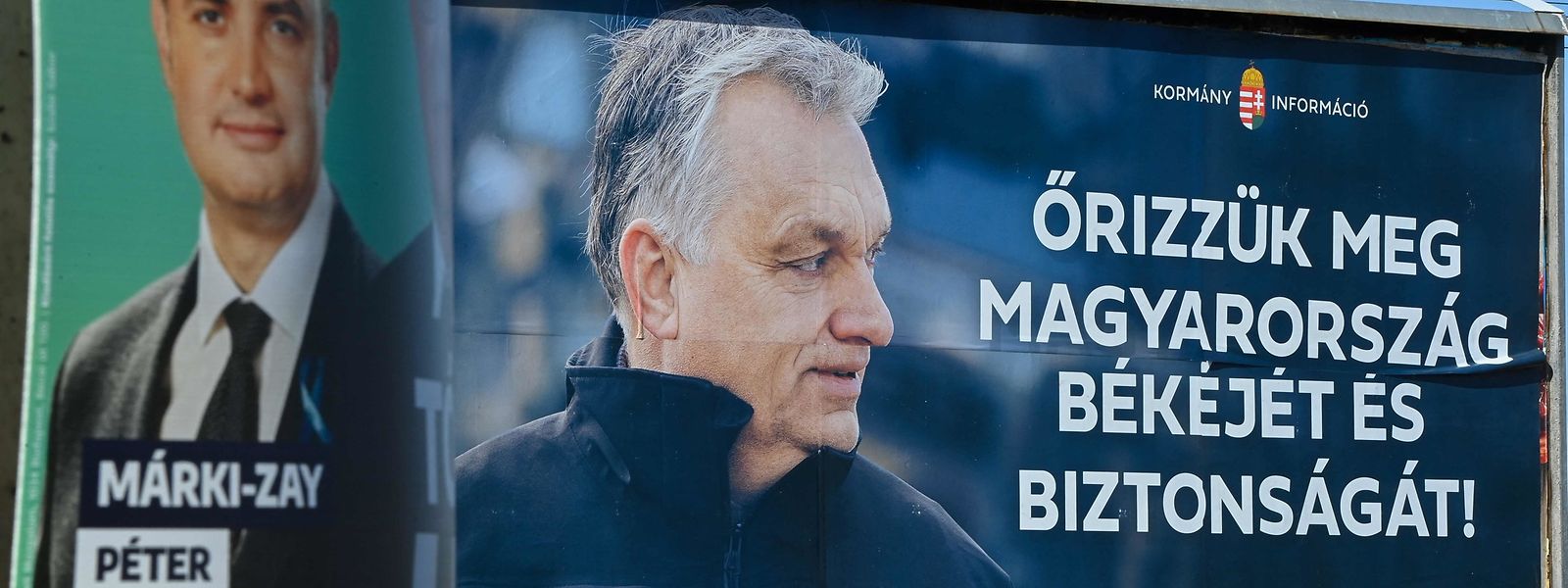 Wahlplakate mit dem oppositionellen Kandidaten Péter Marki-Zay (l.) und Fidesz-Chef und Premier Viktor Orbán.