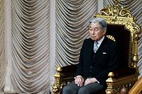 ARCHIV - 26.09.2016, Japan, Tokio: Japans Kaiser Akihito nimmt an der Eröffnung des Parlaments teil. Am 30. April 2019 wird Akihito abdanken und damit als erster Monarch seit rund 200 Jahren noch zu Lebzeiten seinem Nachfolger weichen. Am 23.12.2018 feiert er seinen 85. Geburtstag. (zu dpa "Japans moralisches Gewissen - Kaiser Akihito wird 85 Jahre alt" vom 19.12.2018) Foto: Franck Robichon/EPA/dpa +++ dpa-Bildfunk +++
