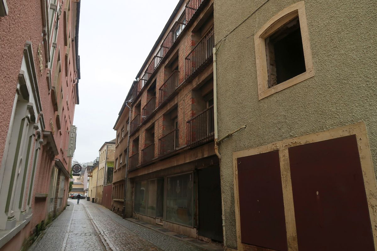 Blick in die Gasse „Devant le marché“: Auch die beiden an das „Hôtel-Restaurant“ angebauten Gebäude werden abgetragen. 