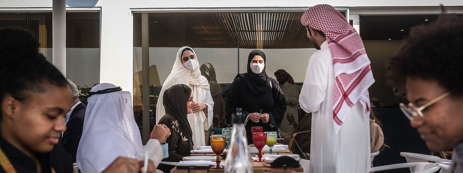 Visitantes almoçam no restaurante "Al Lusitano" no Pavilhão de Portugal, Dubai, Emirados Árabes Unidos.
