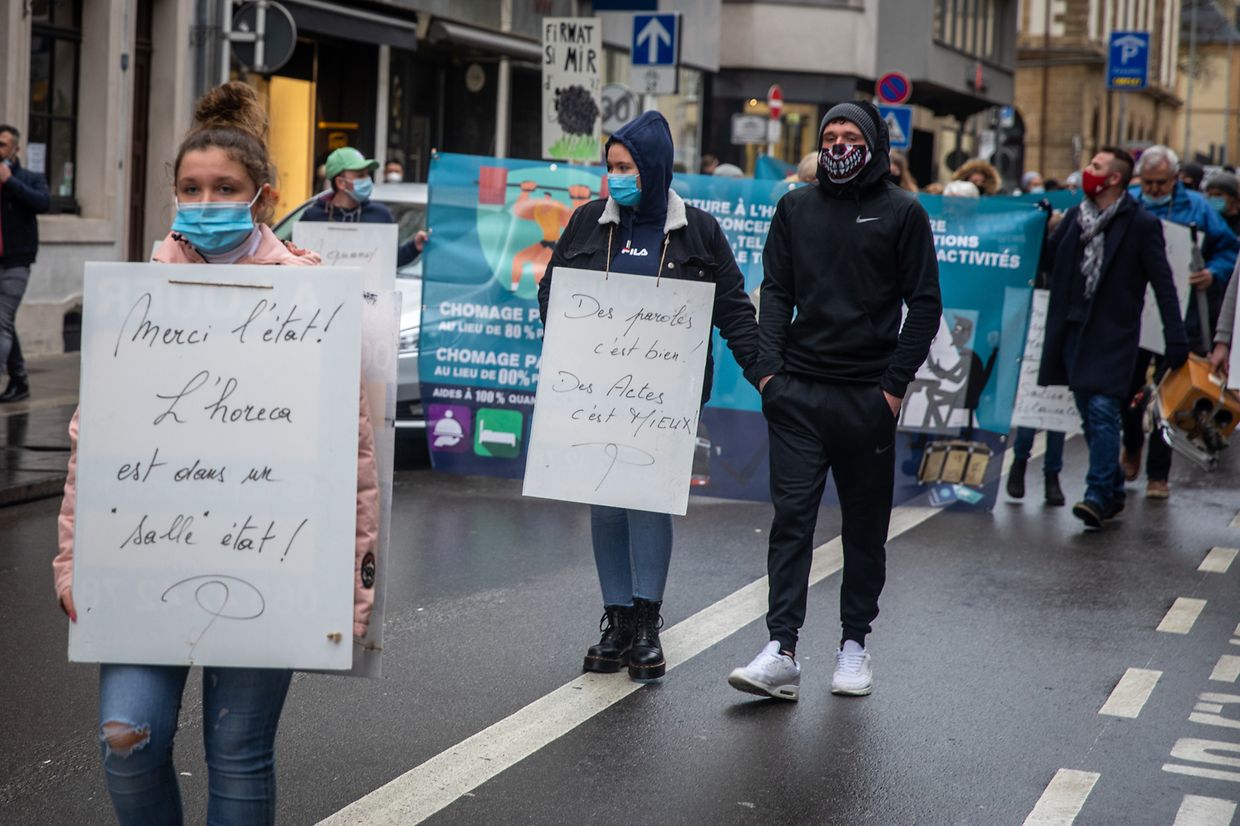 Hunderte Menschen haben sich am Samstagnachmittag während eines Protestzuges in der Hauptstadt dafür ausgesprochen, dass Cafés und Restaurants wieder öffnen dürfen.