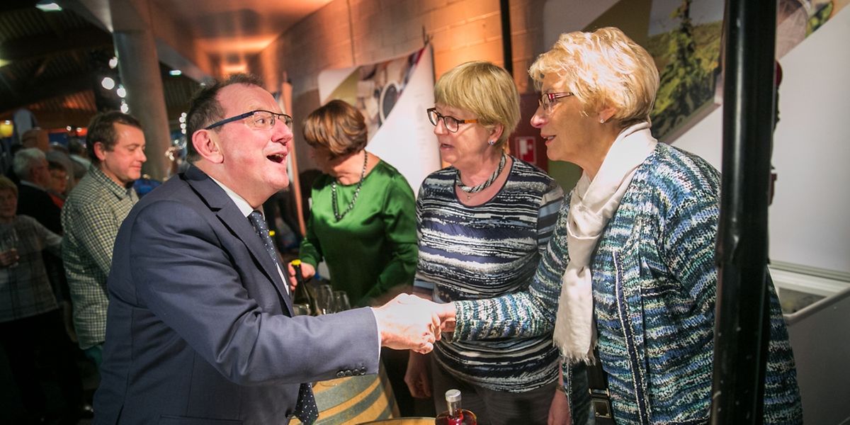 O ministro da Agricultura e da Proteção dos Consumidores - aqui na Festa do Vinho e do Champanhe - não propôs ao Governo que regulamentasse a segurança em zonas balneares, apesar de ter questionado o Executivo sobre o problema quando estava na oposição, em 2010.