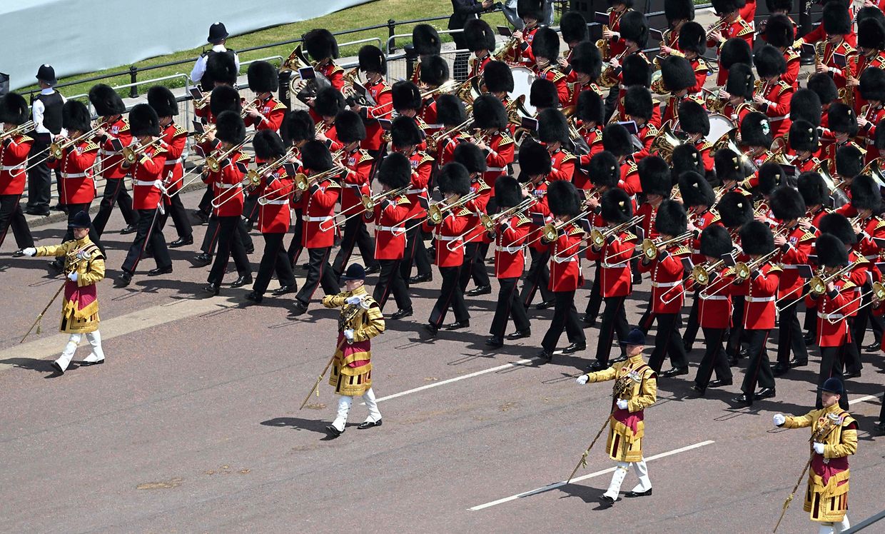 Les célébrations du jubilé de platine ont débuté avec la parade militaire.